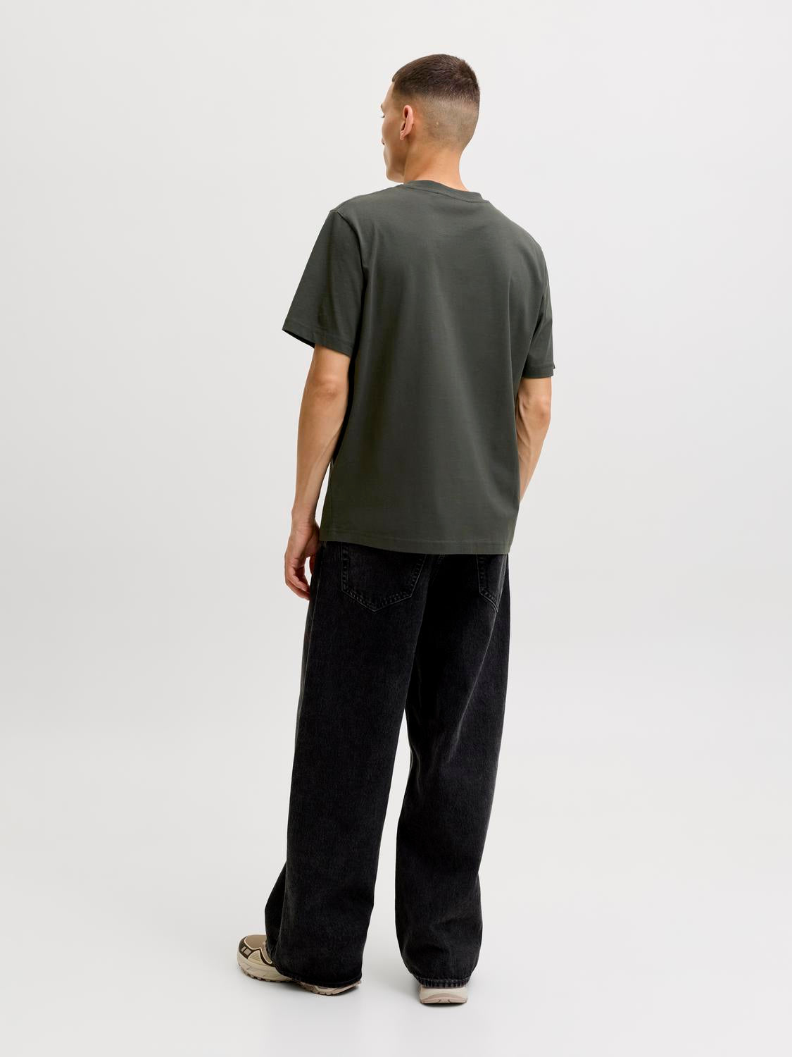 model_shot-back